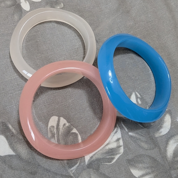 🌟 3/$20🌟 Plastic Bangle Bracelets - Picture 2 of 4